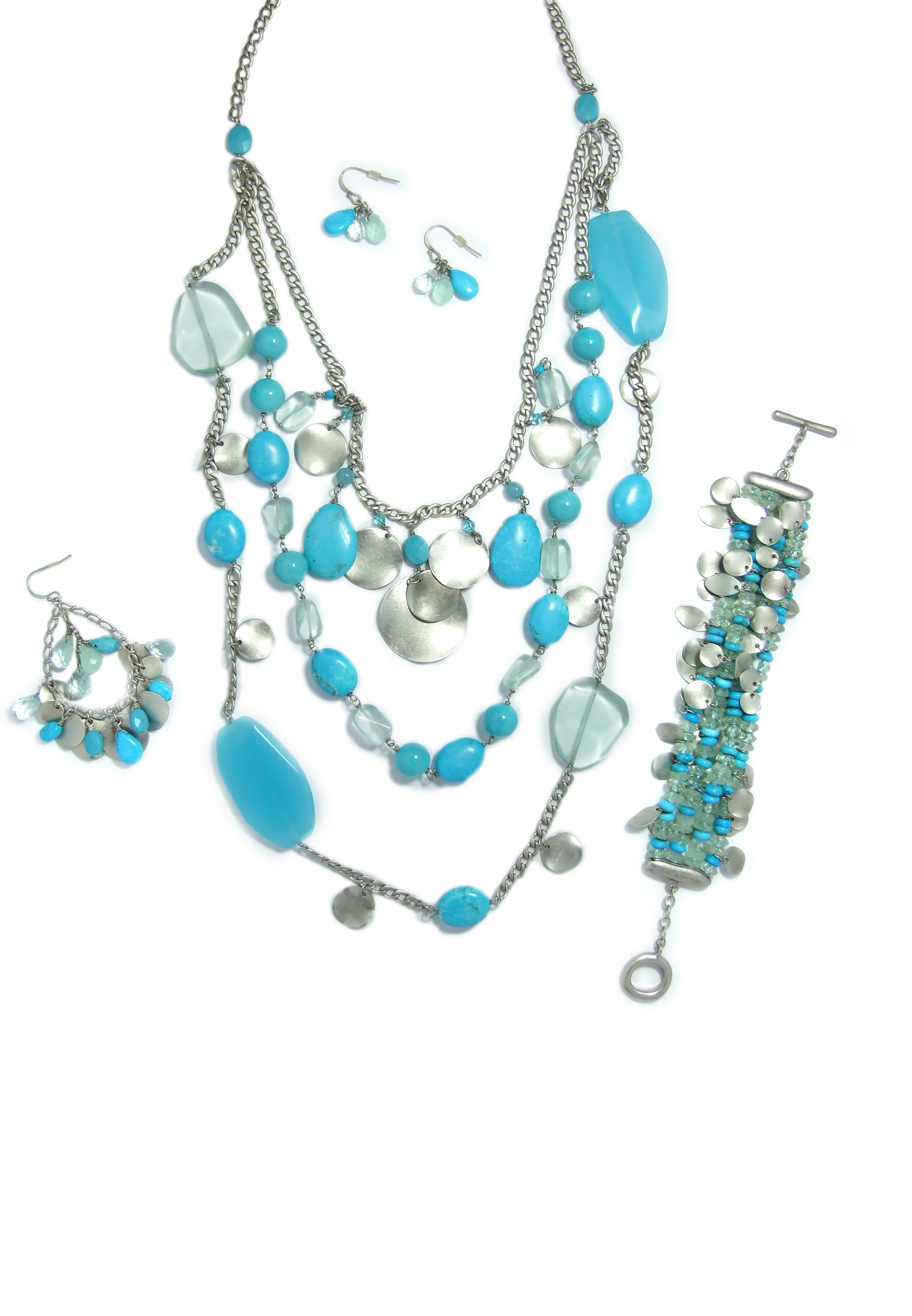\u003Ci>Ocean blue glass with metal coin necklace.\u003C\/i>\u003Cb>海蓝色玻璃配金属硬币项链。\u003C\/b> \u003Ci>bracelet &amp; earrings\u003C\/i>\u003Cb>手链和耳环\u003C\/b>